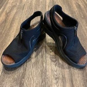 BZEES Vinny Wedge Sandal Size 8